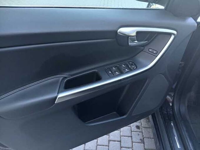 Volvo XC60 2.0 D3 MOMENTUM 150 5P