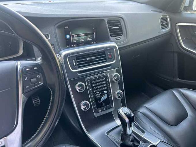 Volvo Montero 4d56 85kw V60 2.0 D4 R-DESIGN MOMENTUM 190 5P