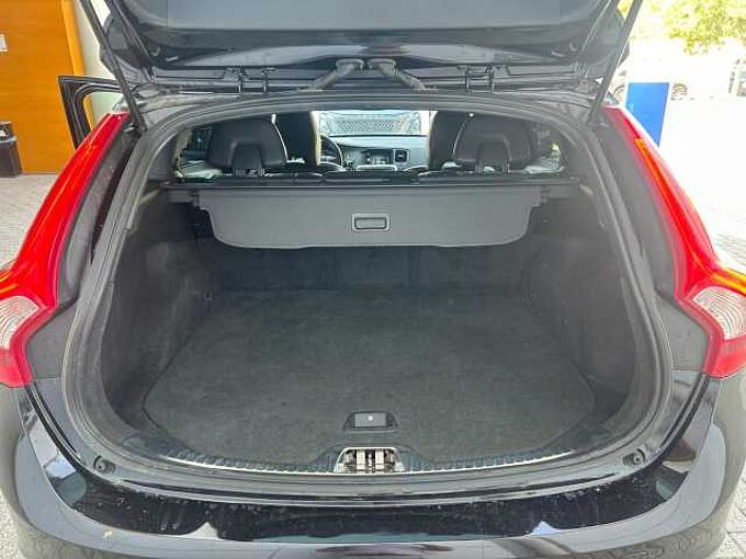 Volvo Montero 4d56 85kw V60 2.0 D4 R-DESIGN MOMENTUM 190 5P